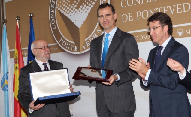 Su Alteza Real el Príncipe de Asturias con la Medalla de Oro de la Confederación de Empresarios de Pontevedra